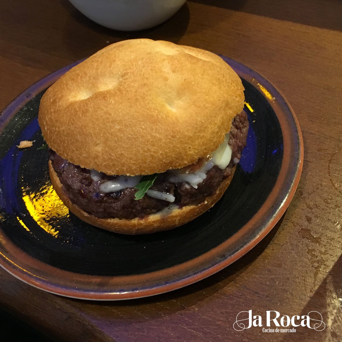 LaRocademercado's tweet photo. En #LaRoca tenemos un gran surtido de platos y platillos, entre ellos esta #hamburguesa de #buey. ¡Ven a probarla! https://t.co/uFvfMSVqGj