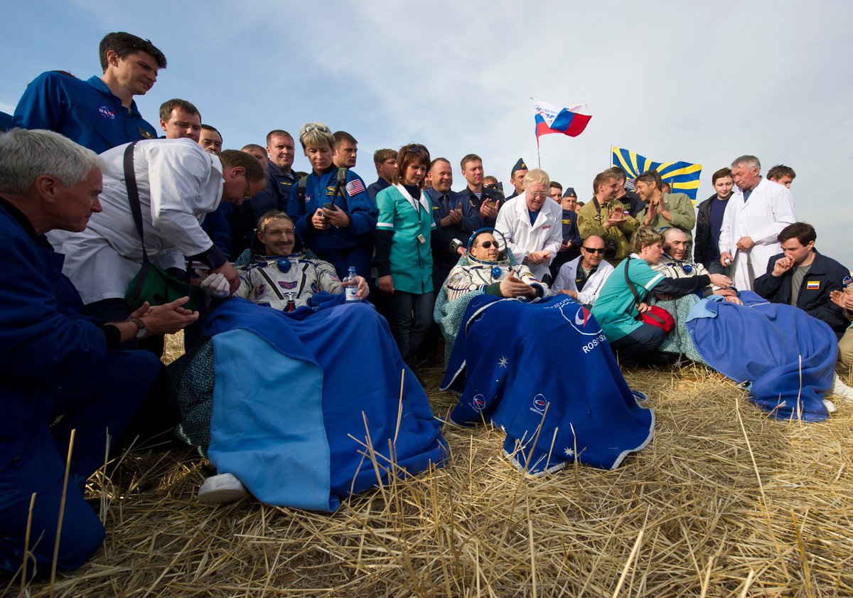 ShuttleAlmanac's tweet photo. Apr. 27, 2012 - Landing of Soyuz-TMA22 #Exp30 crew returning from the #ISS after 165 days in Space. @AstroCoastie https://t.co/aVzQuEGX0K