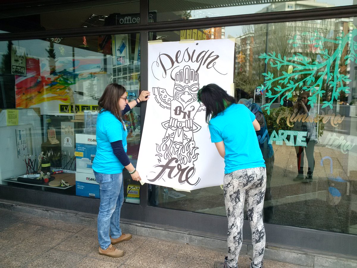 TOTEMpapeleria's tweet photo. Pero qué está pasando en Totem?! Los chicos de @laescueladiseno de #Valladolid están #DesignOnFire https://t.co/w8Gu8M32d2
