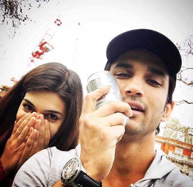 ZoomTV's tweet photo. Selfie Time! - @kritisanon and @itsSSR https://t.co/aBn3bAV0kn