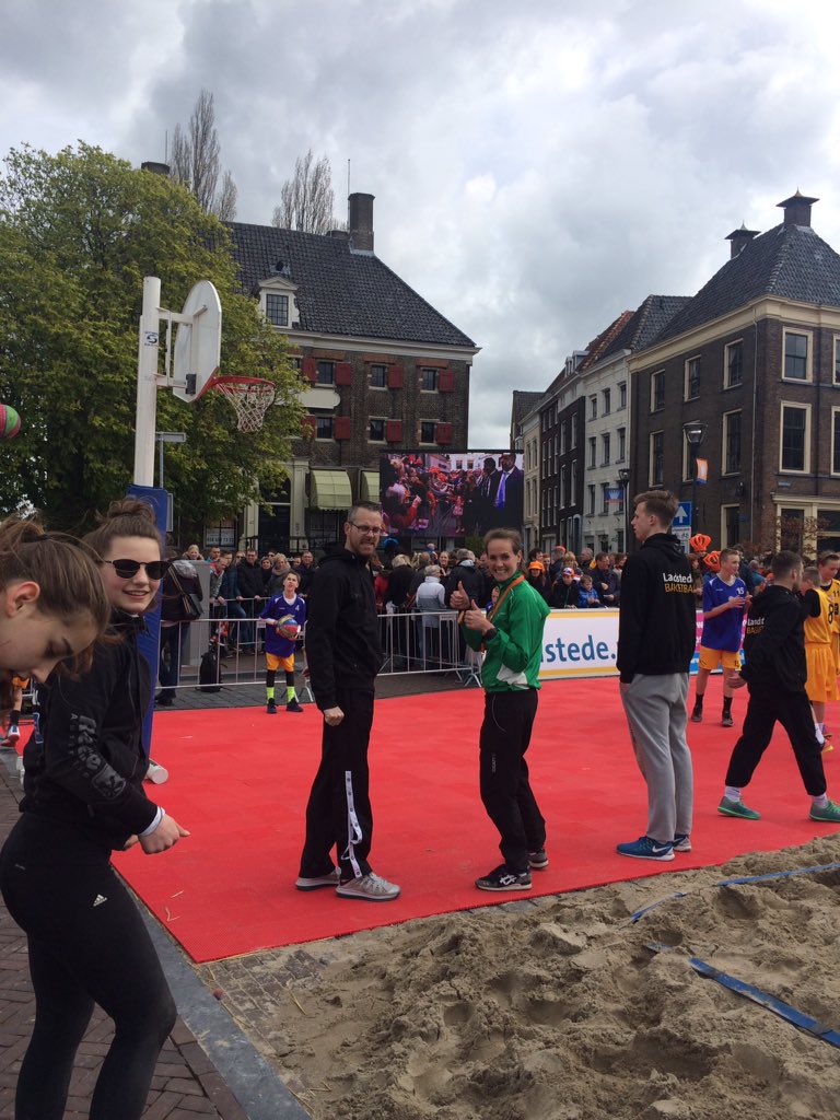 SportService038's tweet photo. Het aftellen is begonnen, onze collega's en de topsporters zijn er klaar voor #Koningsdagzwolle https://t.co/cZEbF6HLes