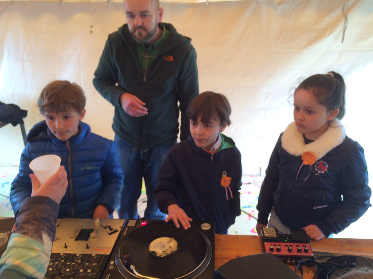 HaraldBergmann's tweet photo. Ook in St Laurens veel gezellige activiteiten, zoals cursus DJ met een heuse draaitafel. https://t.co/s3UJEboWHo