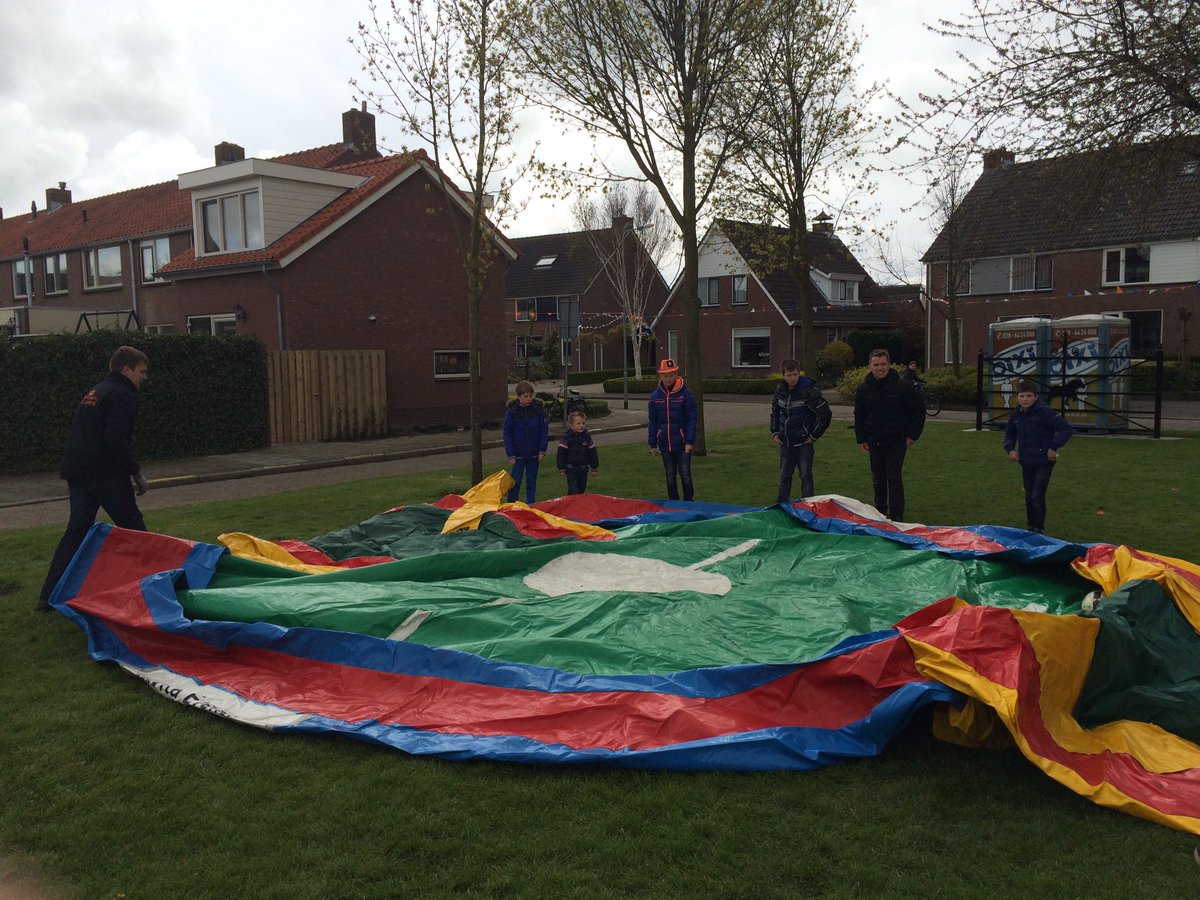 HaraldBergmann's tweet photo. Ook in St Laurens veel gezellige activiteiten, zoals cursus DJ met een heuse draaitafel. https://t.co/s3UJEboWHo