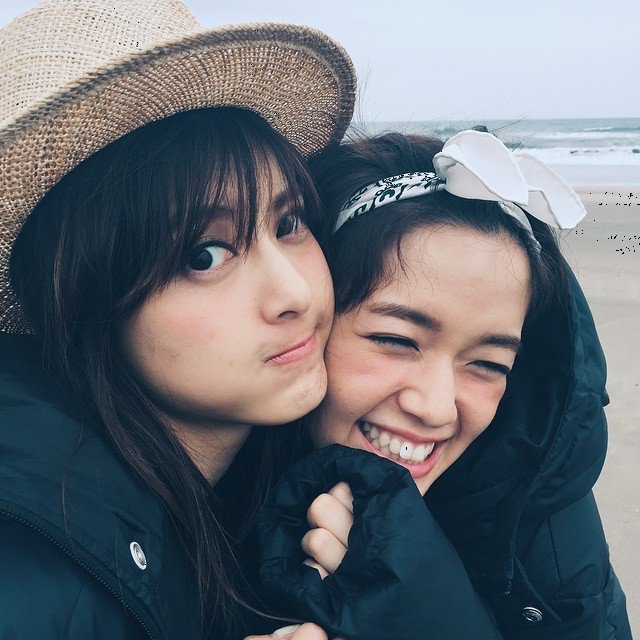 Favorite Images A Twitter More 公式 ありさと栞里と海ロケへ 意外と寒くて くっついて暖をとるふたりです 佐藤姉妹の着回し モア８月号をお楽しみに 佐藤ありさ 佐藤栞里 Moreで人気の佐藤 T Co Xmc6fuqard