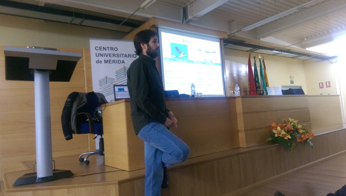 CUMe_UEx's tweet photo. Charla "Dones: legislación, ejemplos de uso y demostración" con Francisco Moreno de  @Solardrone_ https://t.co/25CyMetQ8k