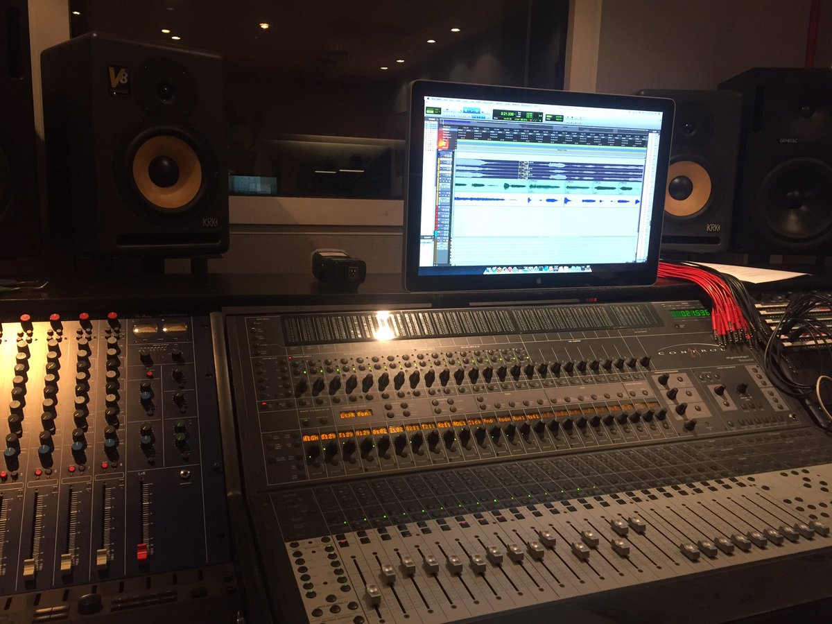 What a great start to the day. Editing the vocals of <a href="/HollyPetrie/">Holly Petrie</a> <a href="/pybo/">Tom Pybus</a> + <a href="/KirstenJoyMusic/">Kirsten Joy</a>  <a href="/SingOutSunday/">SING OUT! Sunday</a> #singout