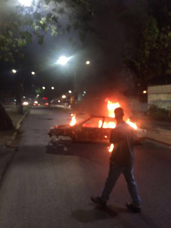 AnonCaos's tweet photo. ...Solo una noche de rebeldía civil demostró como se saca a los comunistas,

¡La calle es la Salida! https://t.co/A9nKZwfDva