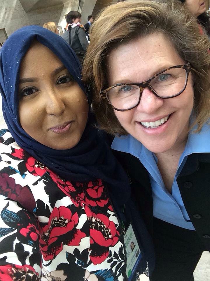 thecoolciyaal's tweet photo. Ran into the lovely @reneehobbs at the Baku convention centre! @Literacies2013 https://t.co/vxZtSfoF6W