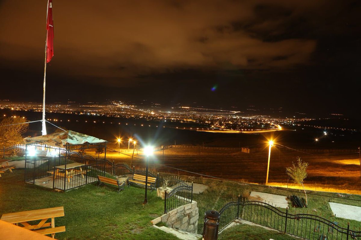 Palandöken Şığvaler Tepesi'nin Sultan Sekisi Yamacı' ndan Seyr-i Erzurum keyfi için 
Divan-ı Gazi ye uğramadınız mı?