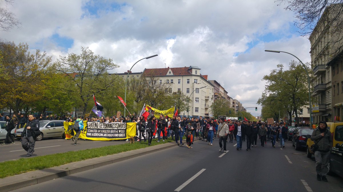 flecks's tweet photo. 1254 #Schulstreik #Berlin jetzt #SchulStr
Ziel ist #AltMoabit bei #BerlinHBf über #PerlebergerStr
#JgR2704 #B2704 https://t.co/uJ8xcTfiNy
