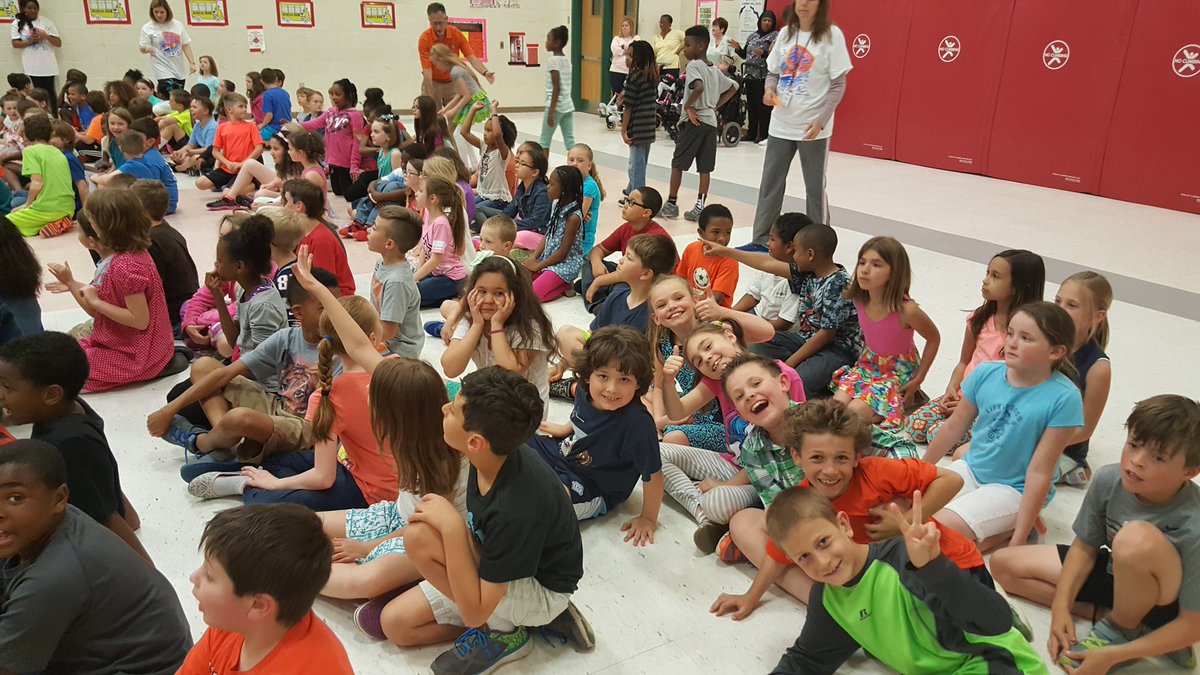MsDaysClass's tweet photo. Ss are ready for to raise money for our #ApexFunRun @apexfunrun @CarrolltonES #GetThosePledges #DriveThatBus! https://t.co/6KoeCTRcH4