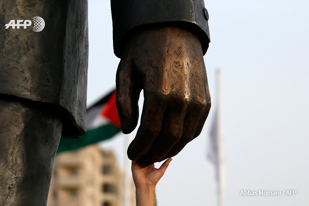 AureliaBAILLY's tweet photo. #Palestinians Inauguration of a giant statue of #NelsonMandela in #Ramallah yesterday #AFP Photo by @Abbasmomani https://t.co/mAfhAmXjXB