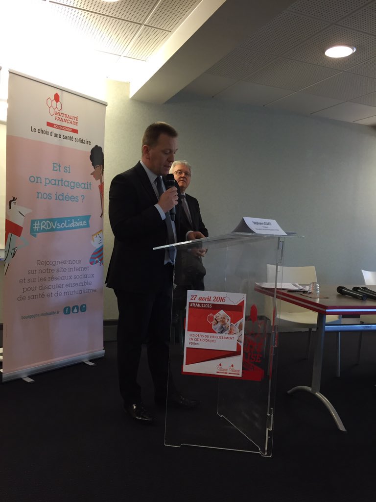 Le président de l'UR Bourgogne, Stéphane LOUVET introduit les débats sur les défis du vieillissement .