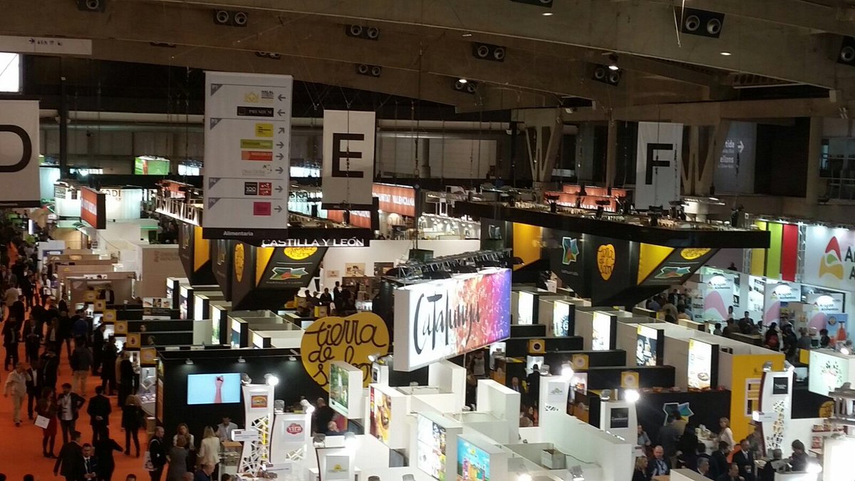QuesosHinojosa's tweet photo. Seguimos en #Alimentaria2016 . Una oportunidad única para afianzar y abrir nuevos mercados. #quesoArribes https://t.co/VvNkTx3Ytu