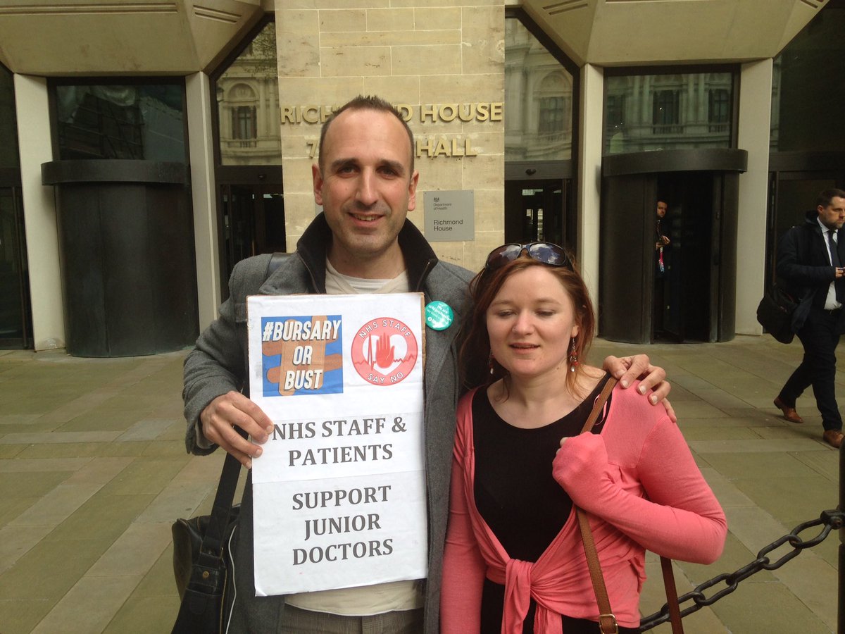 RoaringNurse's tweet image. It's #timetotalkjeremy! We're #oneprofession! We're all united defending #NHS. 💪🏽#NHSStaffSayNo #JuniorDoctorsStrike