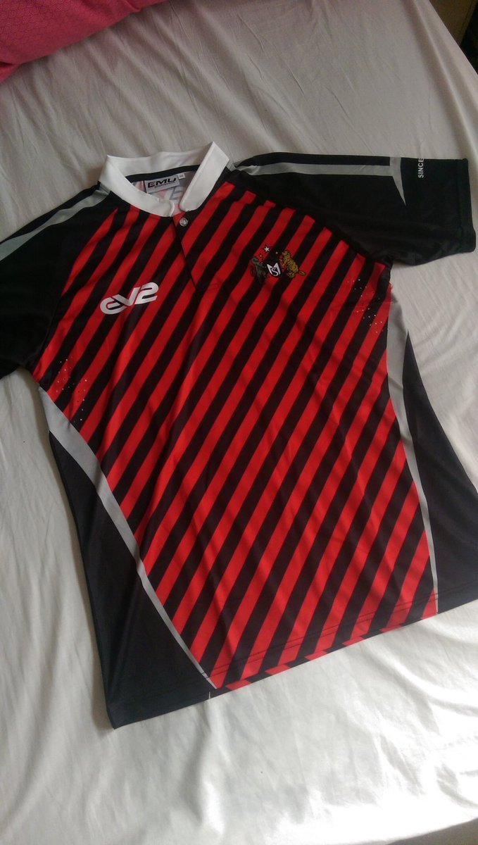 drchave's tweet photo. Thanks @EV2Sportswear, kit has arrived for #islanders and it looks awesome :-) #multiplescoregasms https://t.co/Wwcty0cN0w