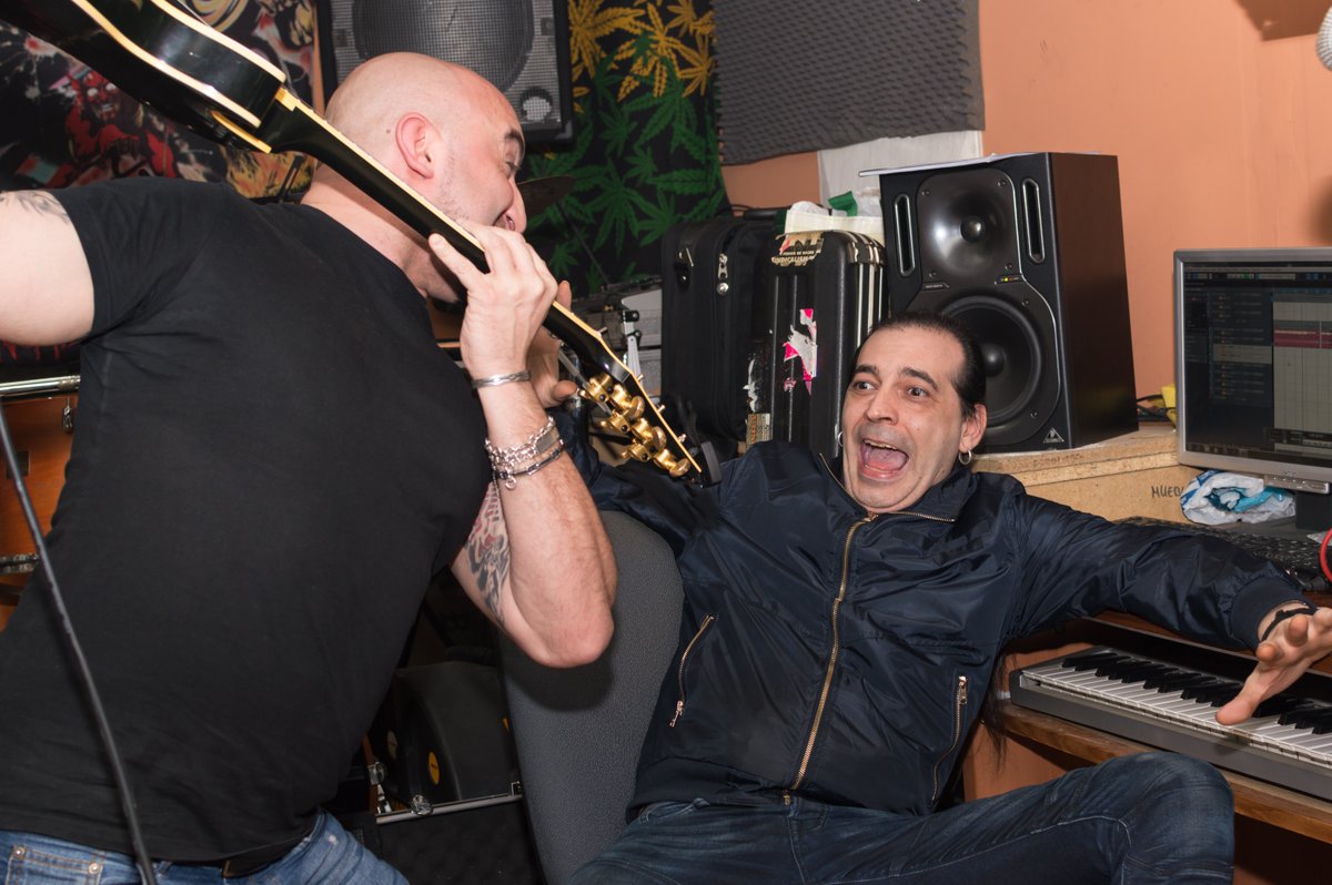 criptaband's tweet image. En pleno proceso de pre-producción de guitarras... Sobreviviremos!!!