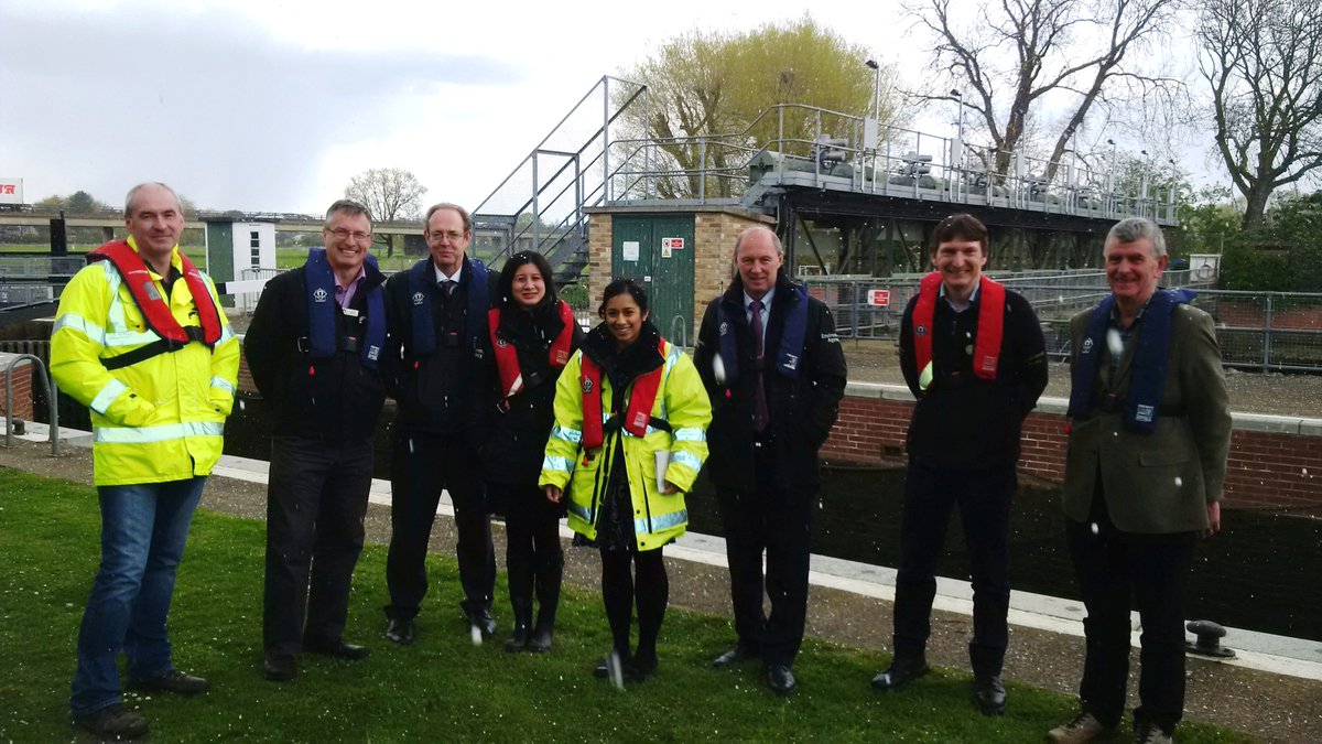 Ang_WaterwaysEA's tweet photo. A snowy visit to #StIvesLock on the #RiverGreatOuse today with @JamesBevanEA, @CRTContactUs and @IWA_UK. https://t.co/DbyM6Jcp87
