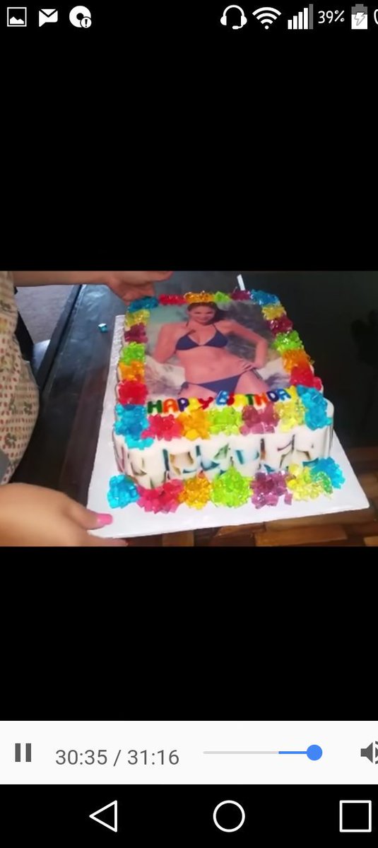 Vickyyy_BS's tweet photo. Típico t pones a ver un video d una gelatina y resulta q la gelatina tiene la foto de tu consent @BLANCASOTOTM 😍😂 https://t.co/i4szmWodTl