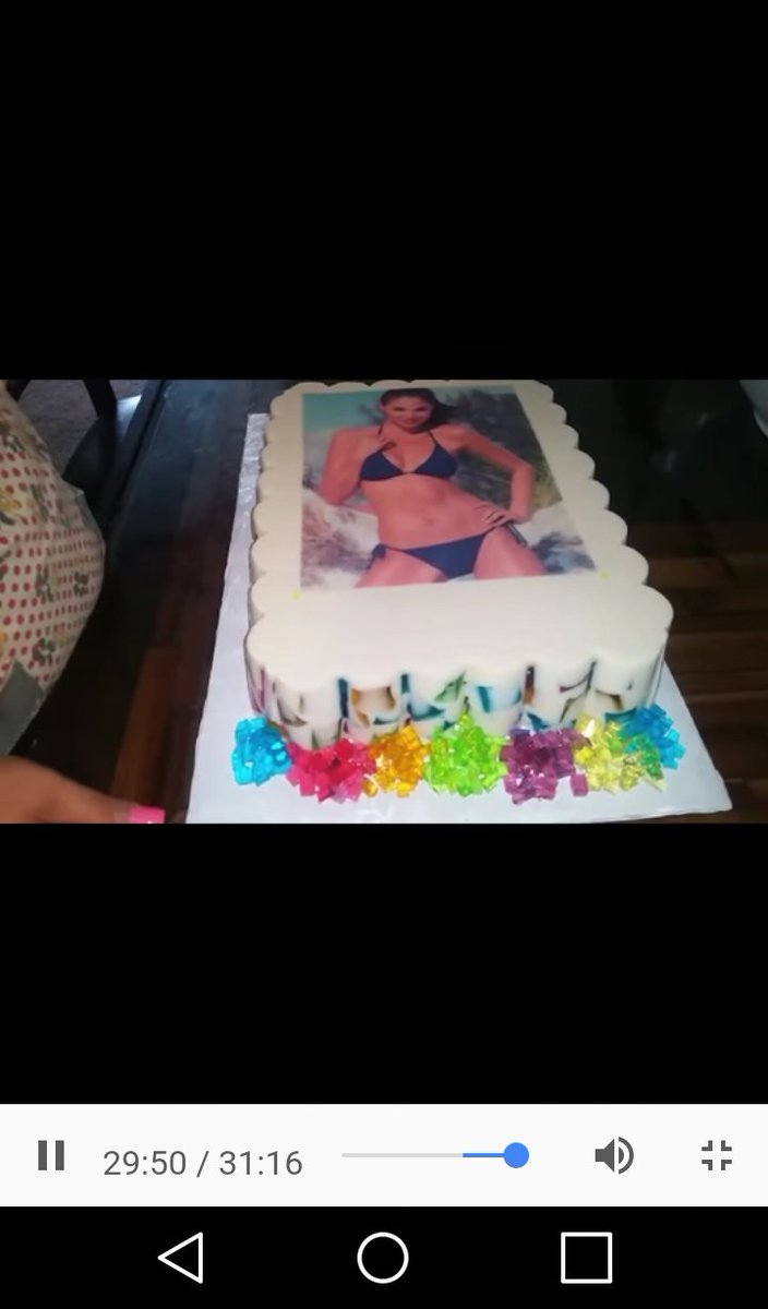 Vickyyy_BS's tweet photo. Típico t pones a ver un video d una gelatina y resulta q la gelatina tiene la foto de tu consent @BLANCASOTOTM 😍😂 https://t.co/i4szmWodTl