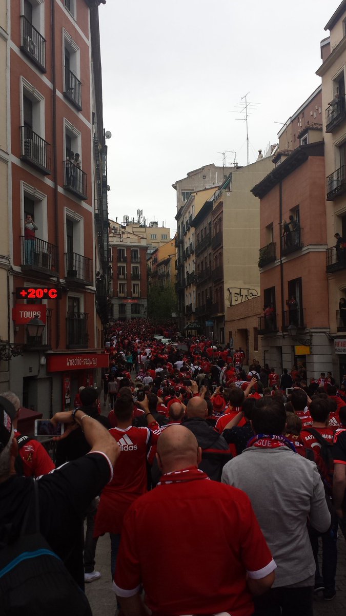 clubnr12's tweet photo. Eine rot-weisse Masse wandert durch Madrid #AtletiFCB https://t.co/t7x4IlQQgN