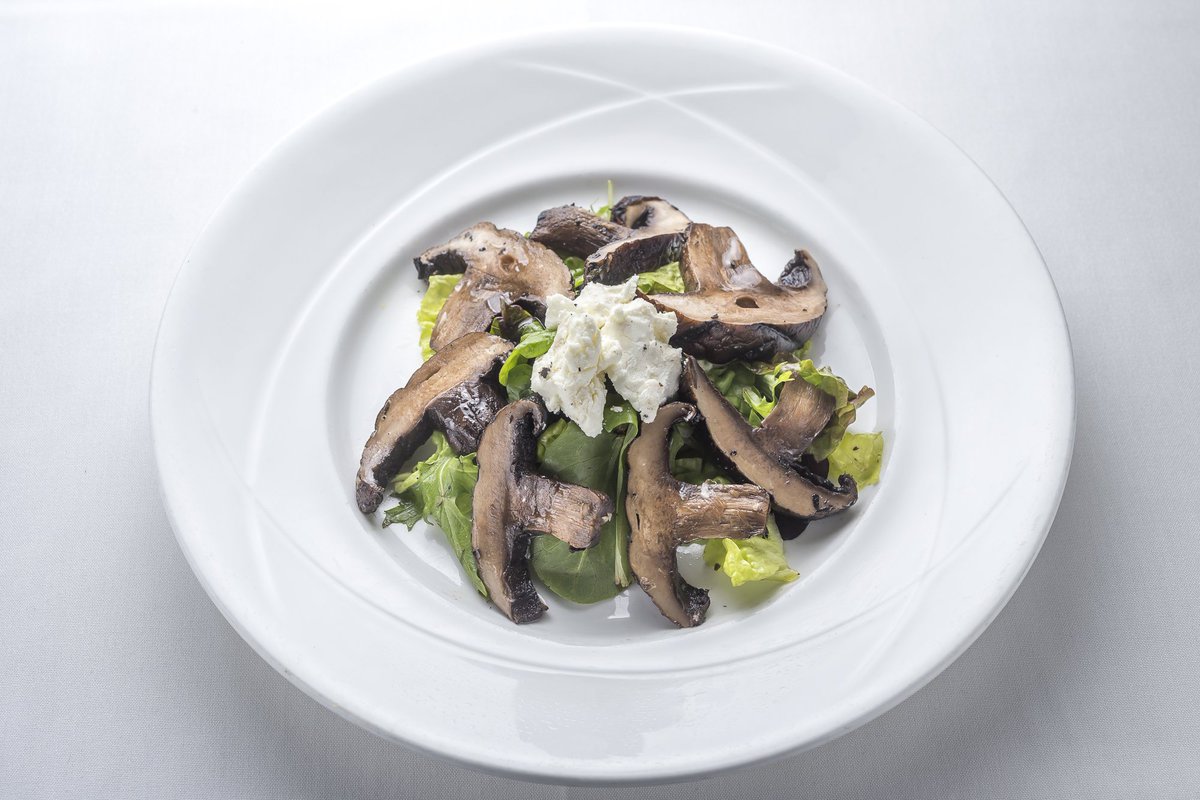 Hi #Vegetarians! #Montebello is here to serve you. Your #health matters to us. #Italian #Healthy #NYC #Salad #Wine