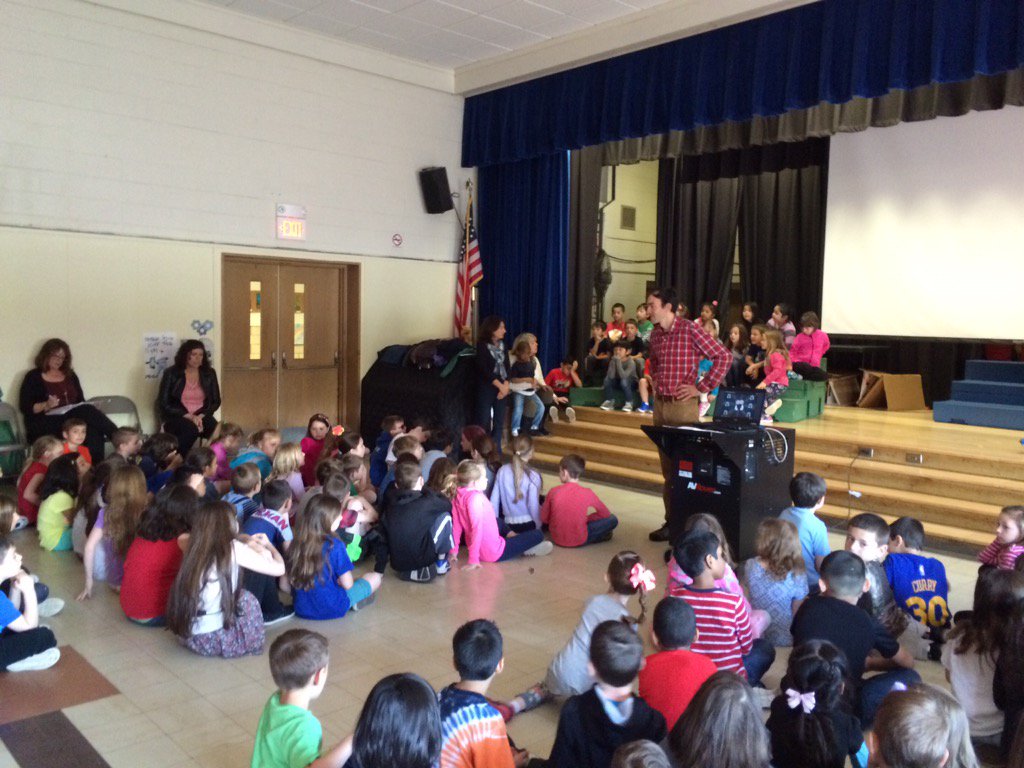 WOSnews's tweet image. #mrsnorrisWOS, #mrguntherWOS and #mshillWOS&apos; classes teach others about the #woswordofthemonth: flexibility!