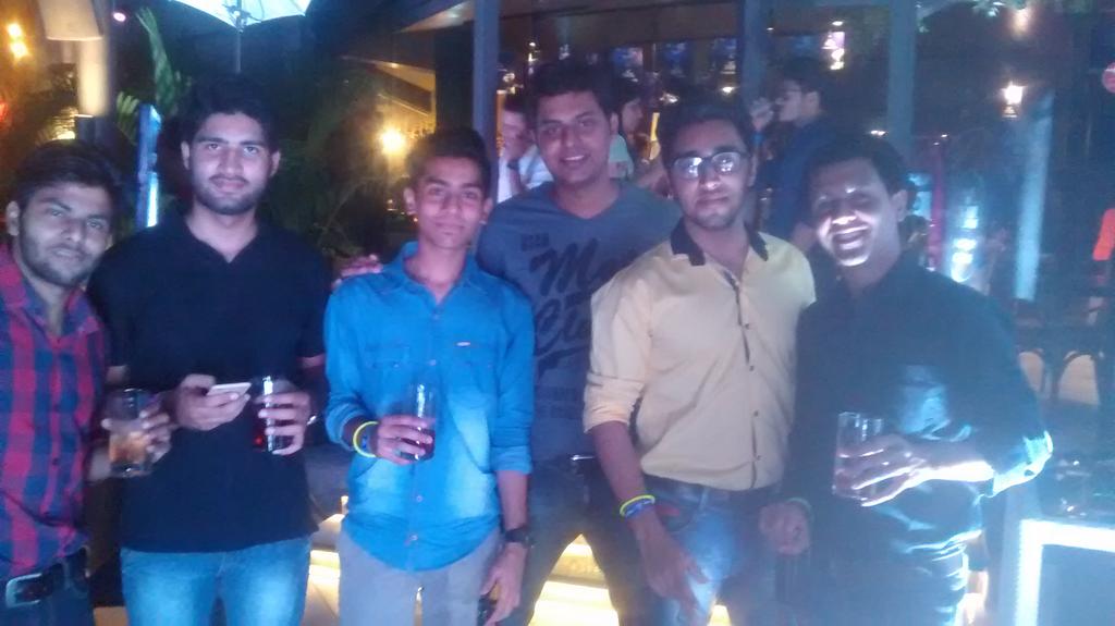 KeshwaniAkshay's tweet photo. That was a magical meetup at @M2magicmoments with @mridulpahuja @rnagpal1995 @anshulsagar59 @MrFukra
#MagicMeetUp https://t.co/4K2DaQ7zhX