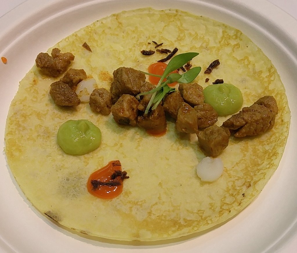 laALACENARoja's tweet photo. Fajita de filloa de Raxo por @PepeSolla en #Alimentaria2016 con el @GrupoCoren #Galicia #alimentacion https://t.co/I0HWPpEGBp