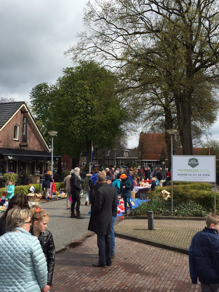 Vrijmarkt en live optreden band Matchstick gaat "gewoon" door vandaag. #Koningsdag #Westerbork