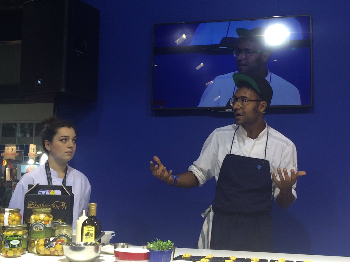 AguaLeonor's tweet photo. Nuestro gran chef @SaboraMalaga @elchefdelcaviar @arequipammerced con su espectacular cocina y @JohannWaldMTV https://t.co/kQifV1Cxyz