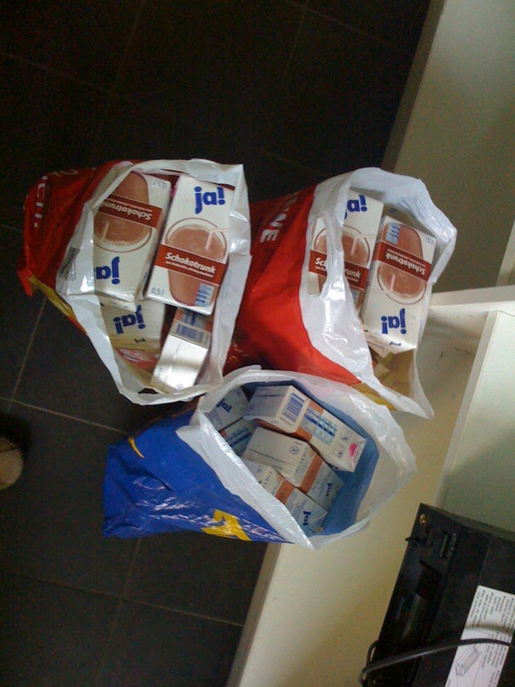 torto79's tweet photo. Das waren noch Zeiten: @Toi_Elbi und ich hatten mal ne große Sammlung Schokotrunkpackungen im Regal... :) https://t.co/qBYZO30MEC