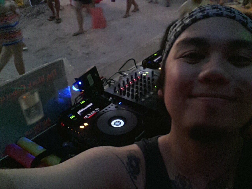 IAMDCFER's tweet photo. Sunset seshhYown! #JagerPh #DCFER #ProjectCollabManila https://t.co/srEvBjUDLa