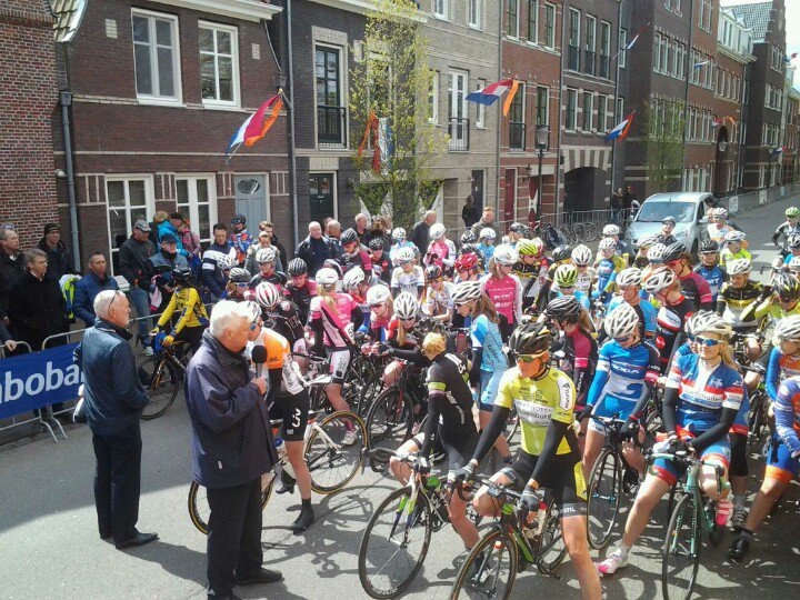KNWUDistrictNH's tweet photo. Enorm dames start veld met vele toppers bij Oranje Ronde Enkhuizen. #enkh https://t.co/OeQ2XaWUaV