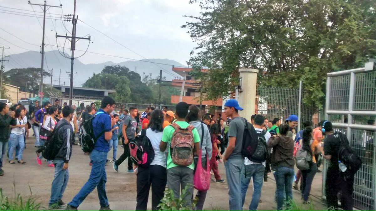 aulguauc's tweet photo. En estos momentos en la UC. 
RUTA DE 8AM SI SALDRÁ, va en camino. https://t.co/QnLPRO4lAR