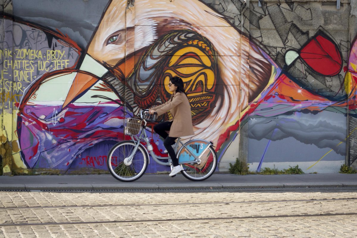 BordeauxTourism's tweet photo. Nouvelle visite #streetart pour découvrir les plus beaux graffitis de #Bordeaux à vélo 🚲 https://t.co/1azREvpw89 https://t.co/qwCMDrOiP8