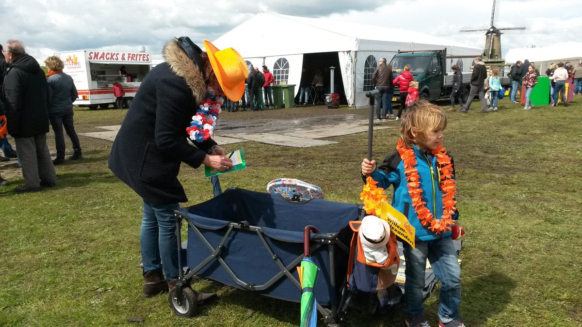 b_vanderlinden's tweet photo. #vrijmarkt #koningsdag voor de echte diehard @terheijden https://t.co/ZYqXnW41JG