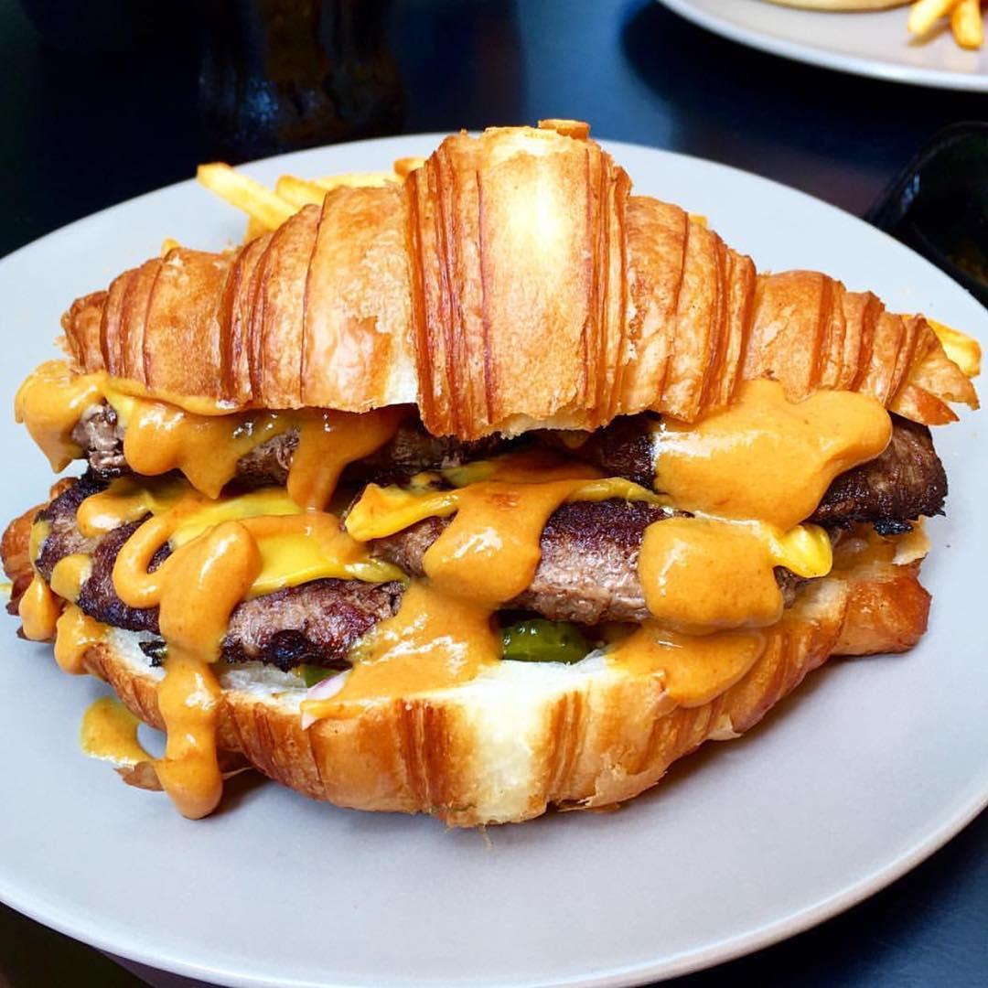 Les Australiens ont inventé un croissant #cheeseburger (la guerre est déclarée !) bit.ly/1VRW1EW #food