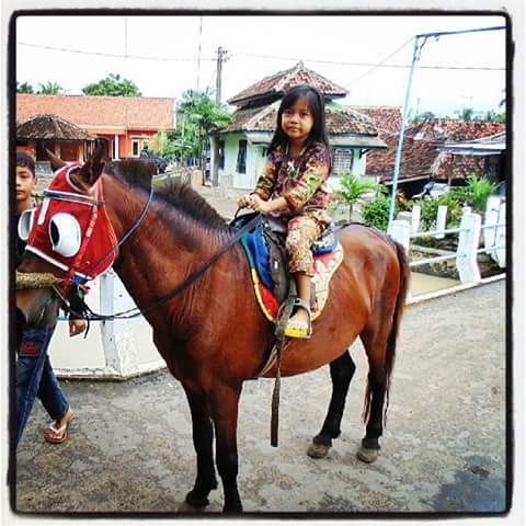 Werasari Berkuda Keponakan yang lucu.