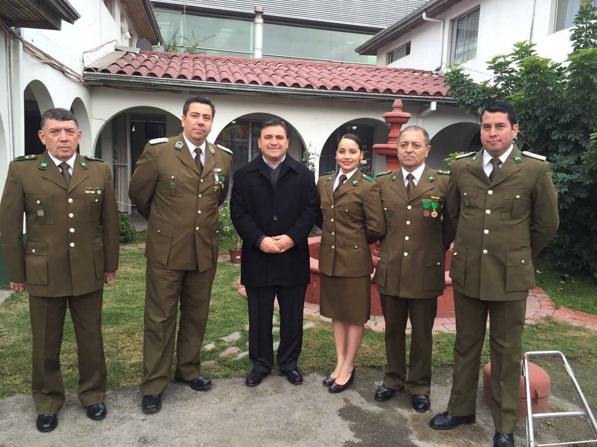 Alcalde saluda a Carabineros por su aniversario 89° en la Octava Comisaría donde se reúne con el Mayor Felipe Neira.