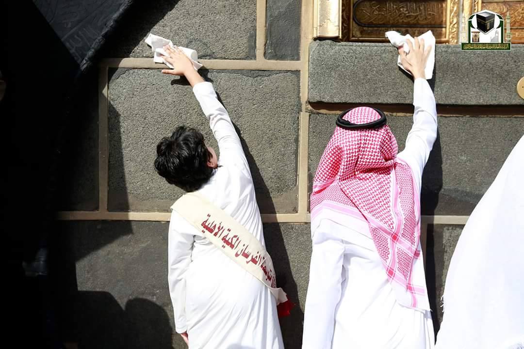 Alhamdhulillaah's tweet photo. Schoolchidren from Makkah Take Part in Ka’bah Cleaning Project https://t.co/tgckmuTBLZ