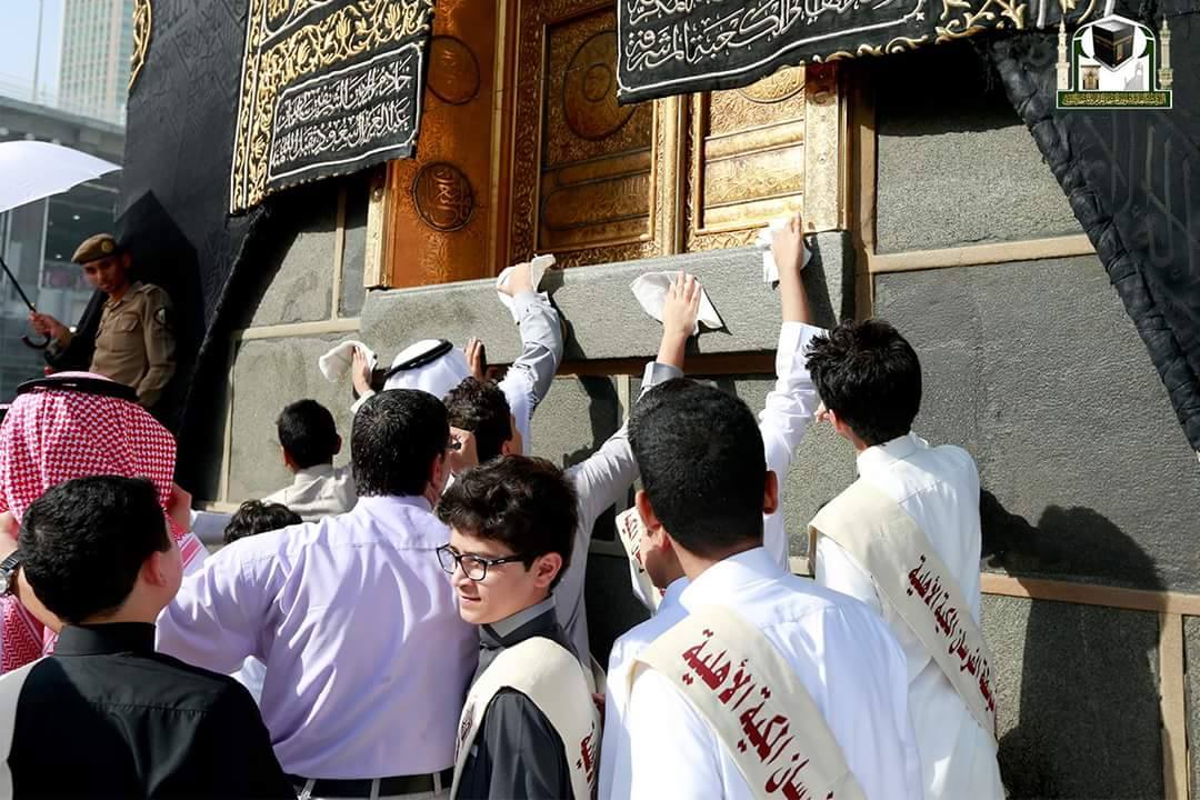 Alhamdhulillaah's tweet photo. Schoolchidren from Makkah Take Part in Ka’bah Cleaning Project https://t.co/tgckmuTBLZ
