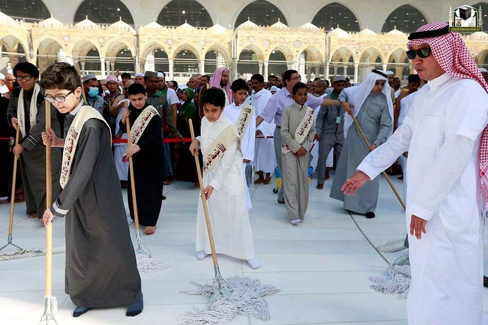 Alhamdhulillaah's tweet photo. Schoolchidren from Makkah Take Part in Ka’bah Cleaning Project https://t.co/tgckmuTBLZ