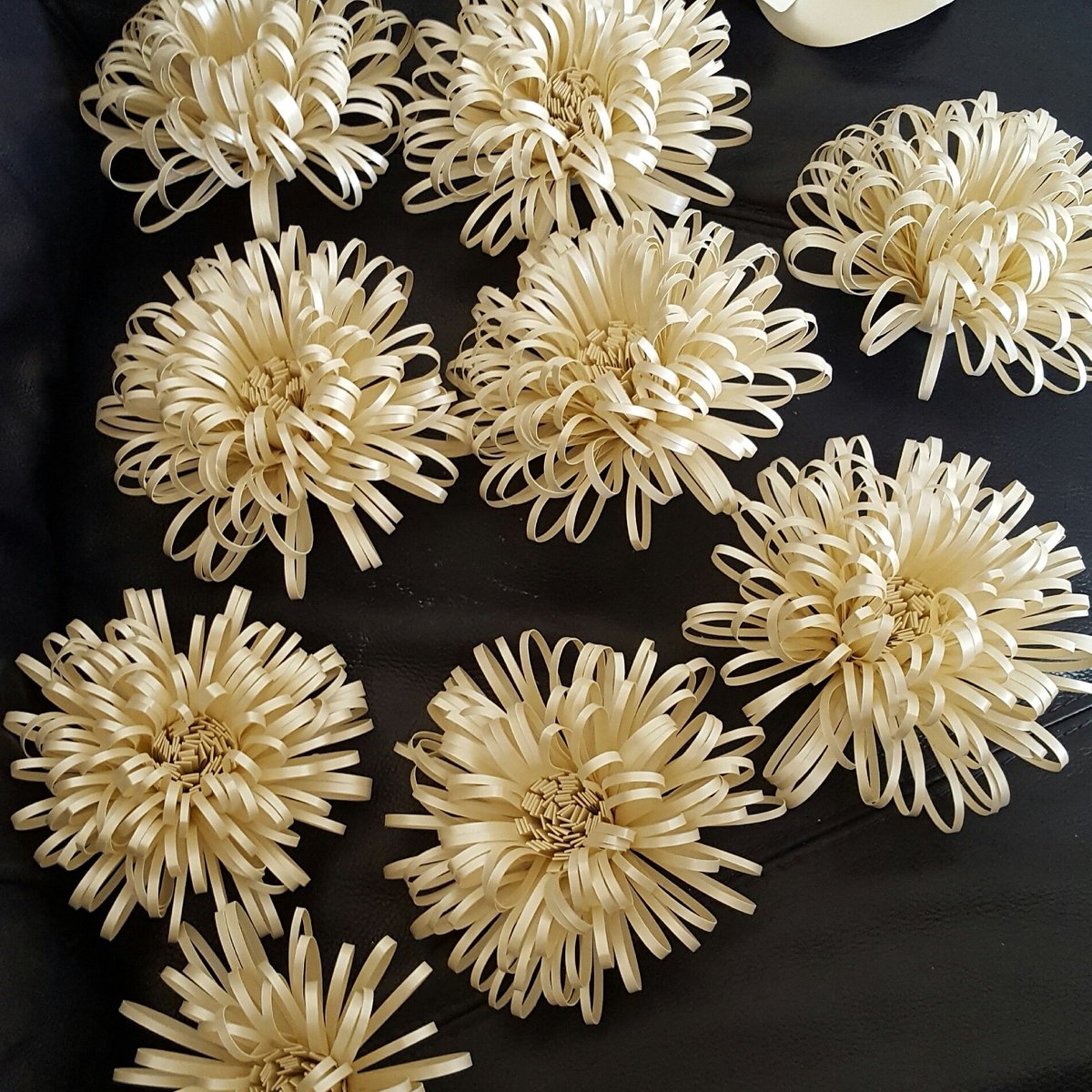 WPFlowerDesign's tweet image. More to go.#paperflowers #wedding #londonpaperflowers #paperflowersuk #paperflowerlondon  #weddingpaperflowerdesign