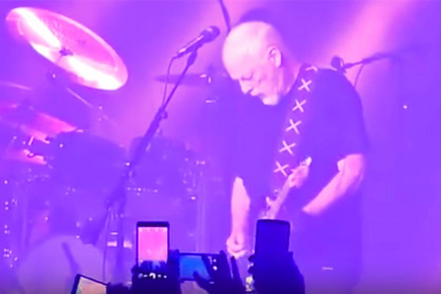 GuitarWorld's tweet photo. #DavidGilmour Honors #Prince: Watch "Comfortably Numb" Morph Into "Purple Rain" https://t.co/o3qia8v3gd #PinkFloyd https://t.co/RSgW4lvgkK