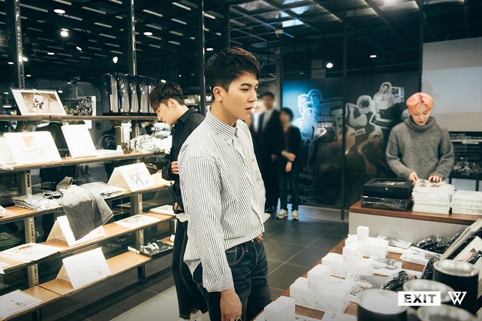 SongMinhoBrasil's tweet photo. [OFICIAL] 03.04.16 Mino - WINNER ZONE no Dongdaemun. https://t.co/kfbigMKEt3