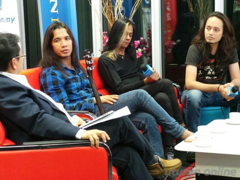 UtusanLive's tweet photo. #UtusanLive: #JomChat secara live streaming dengan @projekpistol 9 malam di #UtusanOnline
https://t.co/VHdyHDpZ4a https://t.co/3SnxNSb1Sq