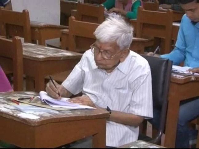 IndiaToday's tweet image. #Respect: 97-year-old appears for MA Economics exam in Bihar indiatoday.intoday.in/story/no-age-l… #NoAgeForLearning