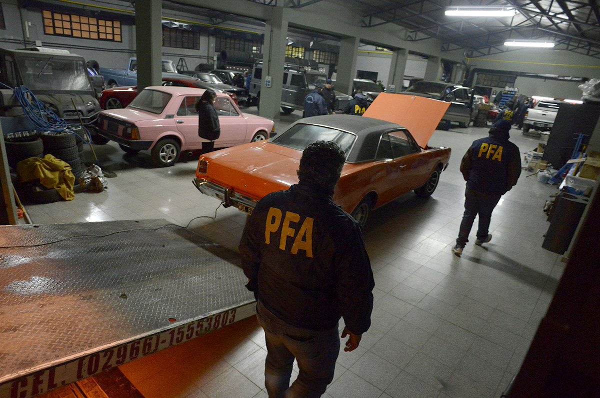 leomindez's tweet photo. Sólo por el Fiat 128 rosa, Lázaro merece perpetua. https://t.co/WXfKbU6nyL