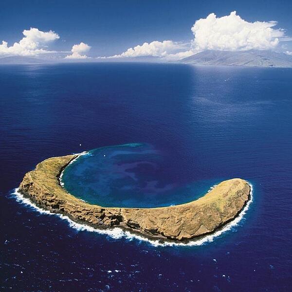 心が癒される絶景 V Twitter ハワイ モロキニ島 ハワイ諸島のマウイ島南東の沖にある三日月形の小さな無人島 多くの熱帯魚が生息する豊かで美しいサンゴ礁に囲まれており ダイビング スポットの穴場になっていますが 一般人の島への上陸は禁止されています